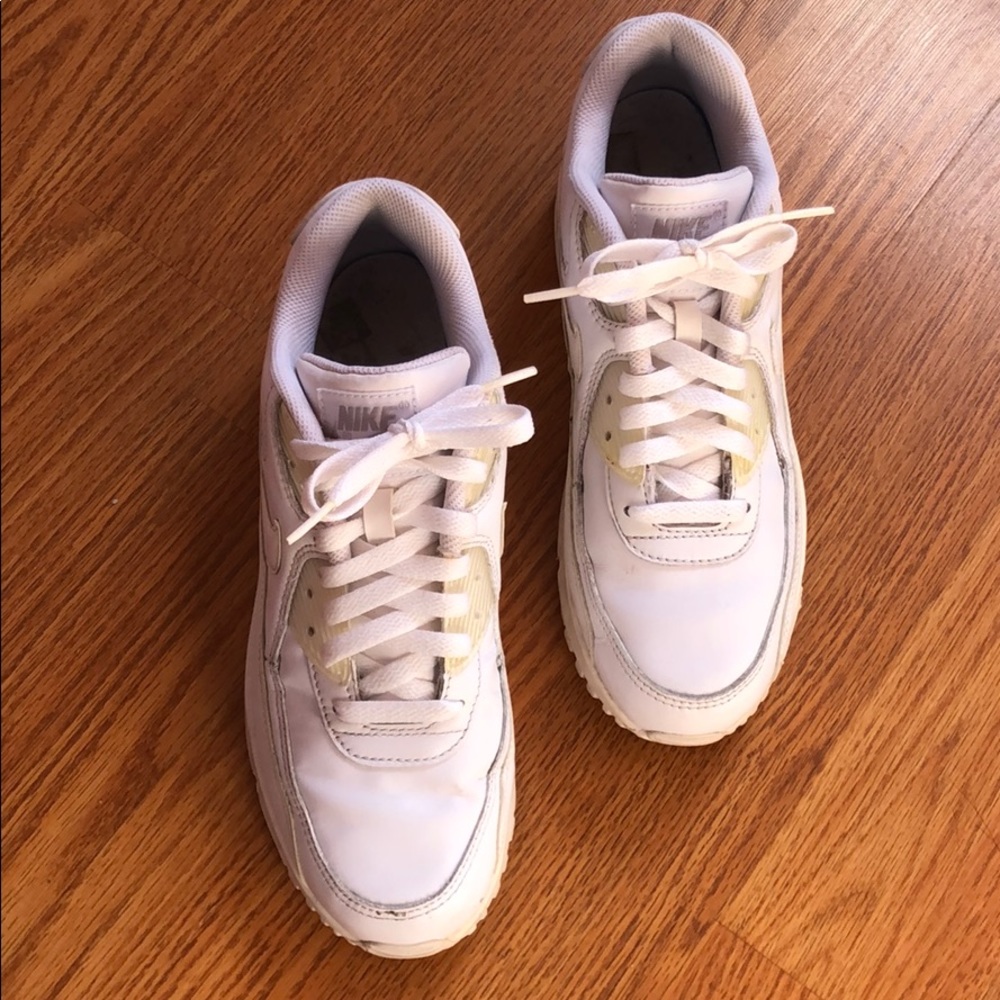 White Nike Air Max 90